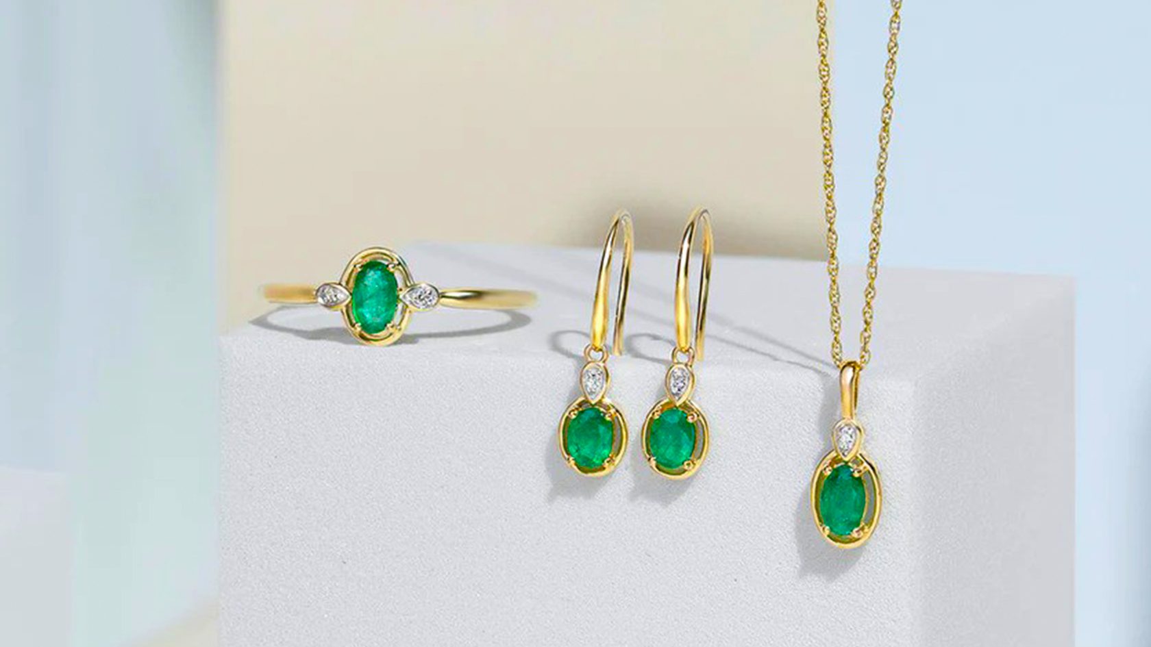 طلای زرد با سنگ زمرد